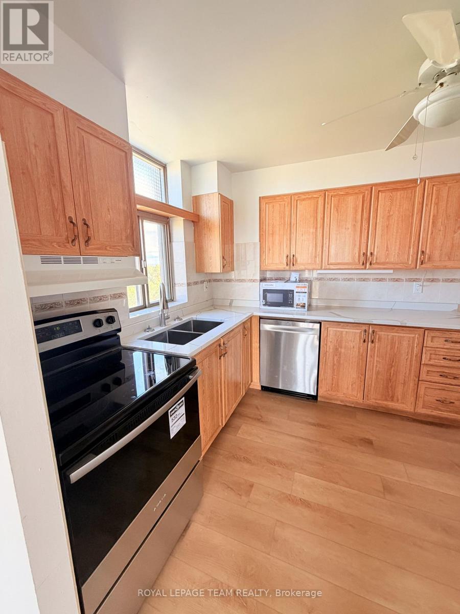 2759 Carousel Crescent — photo 7