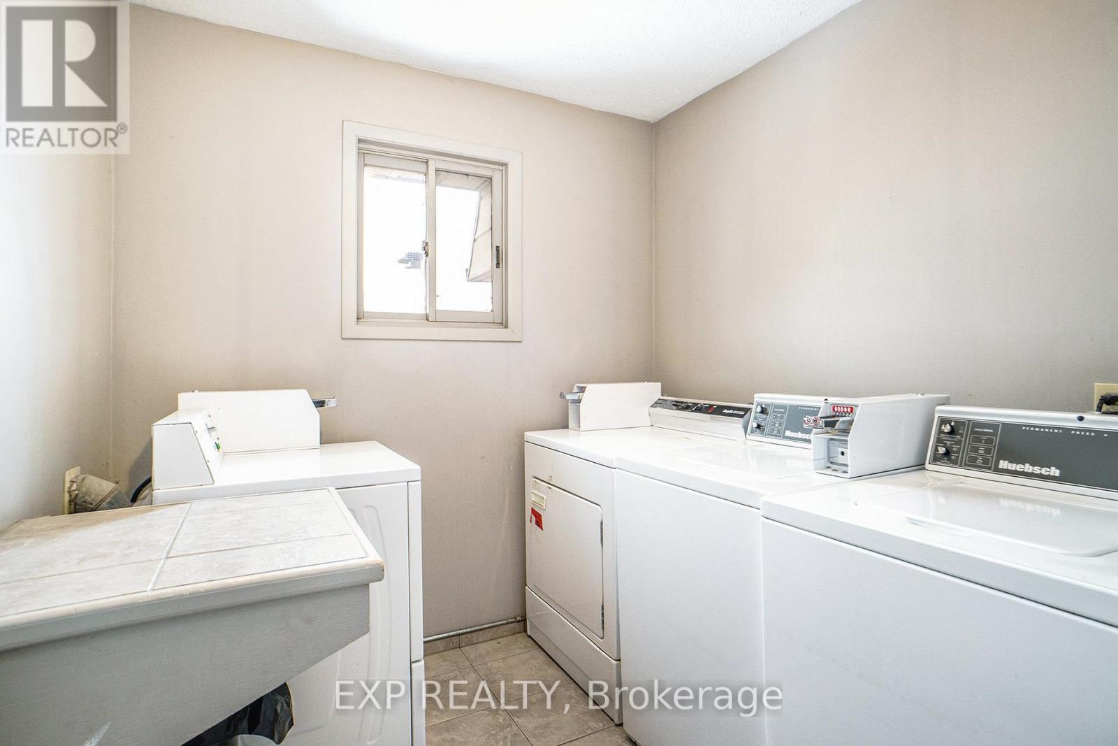875 Laurier Street — photo 20