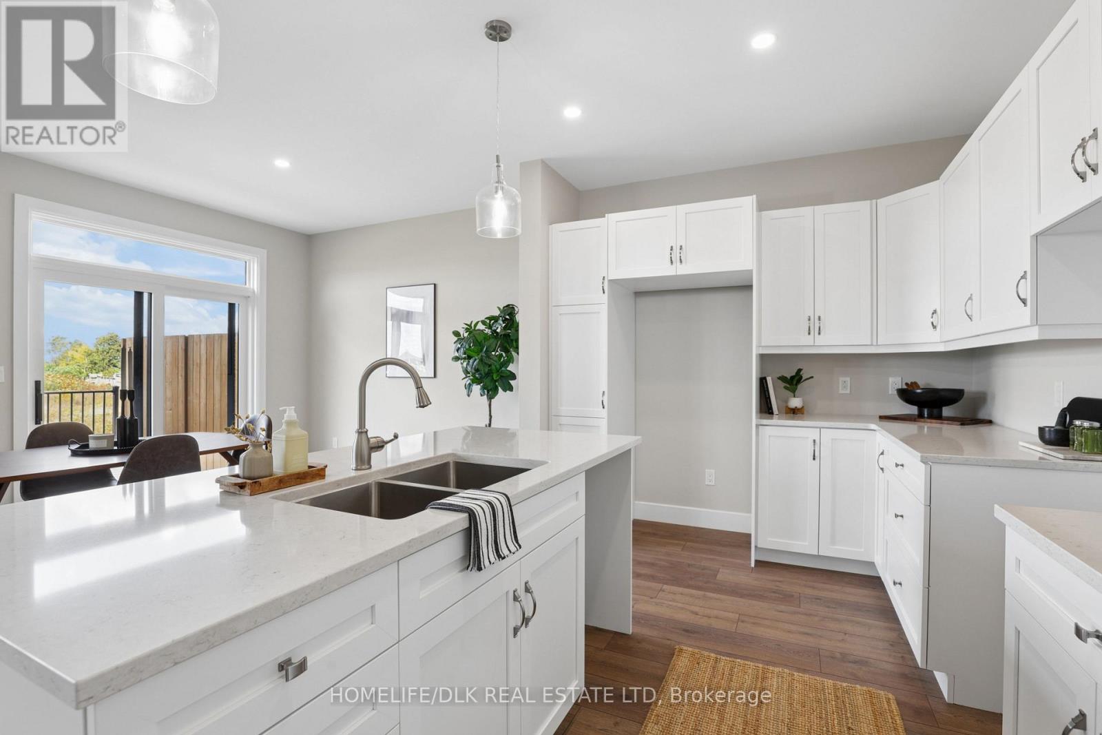 1009 Dobbie Street — photo 16