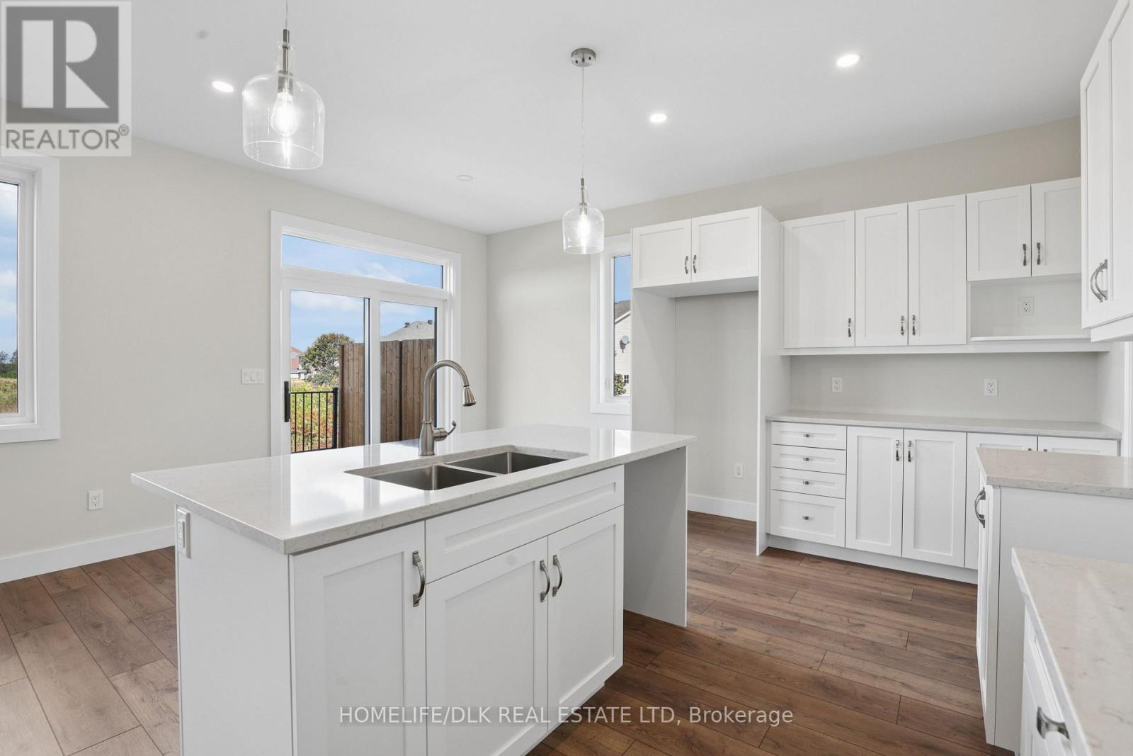 1005 Dobbie Street — photo 15