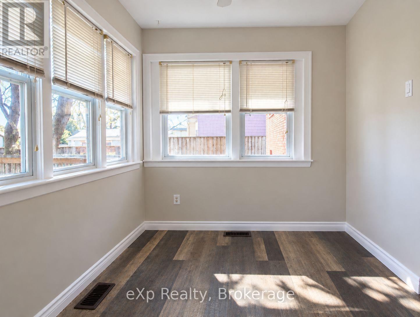 165 Victoria Street West — photo 19