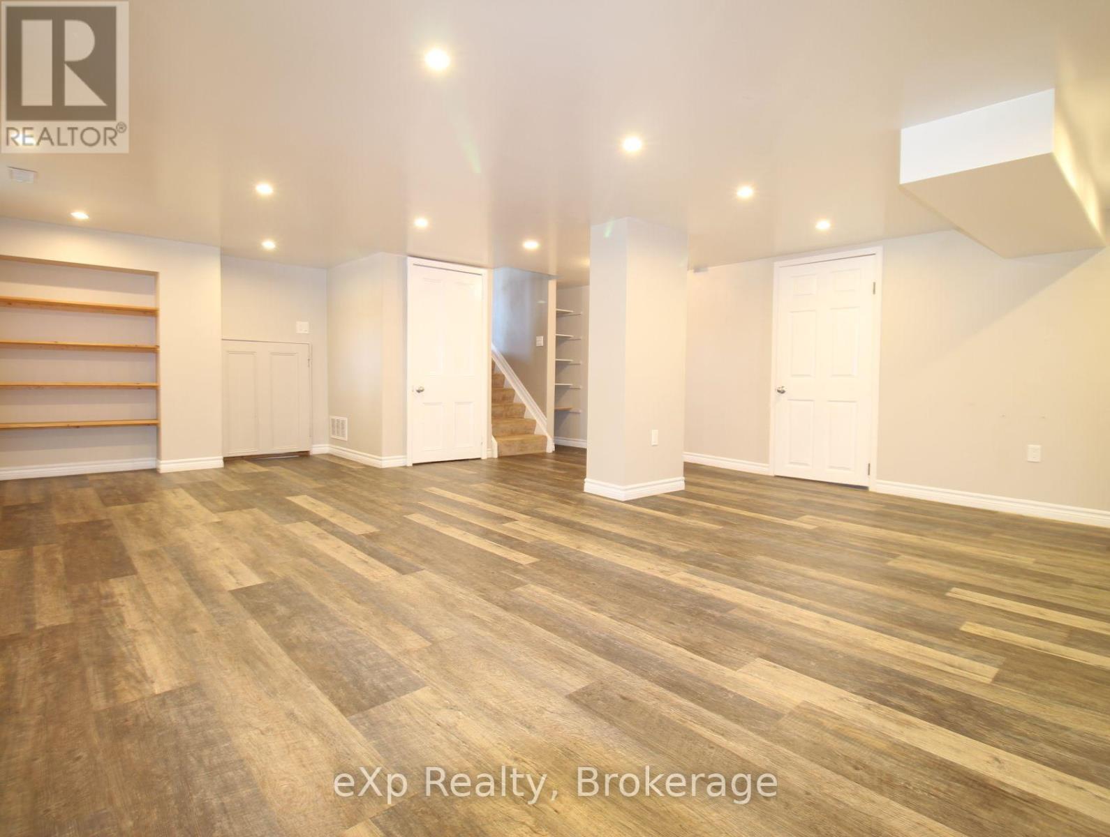165 Victoria Street West — photo 31