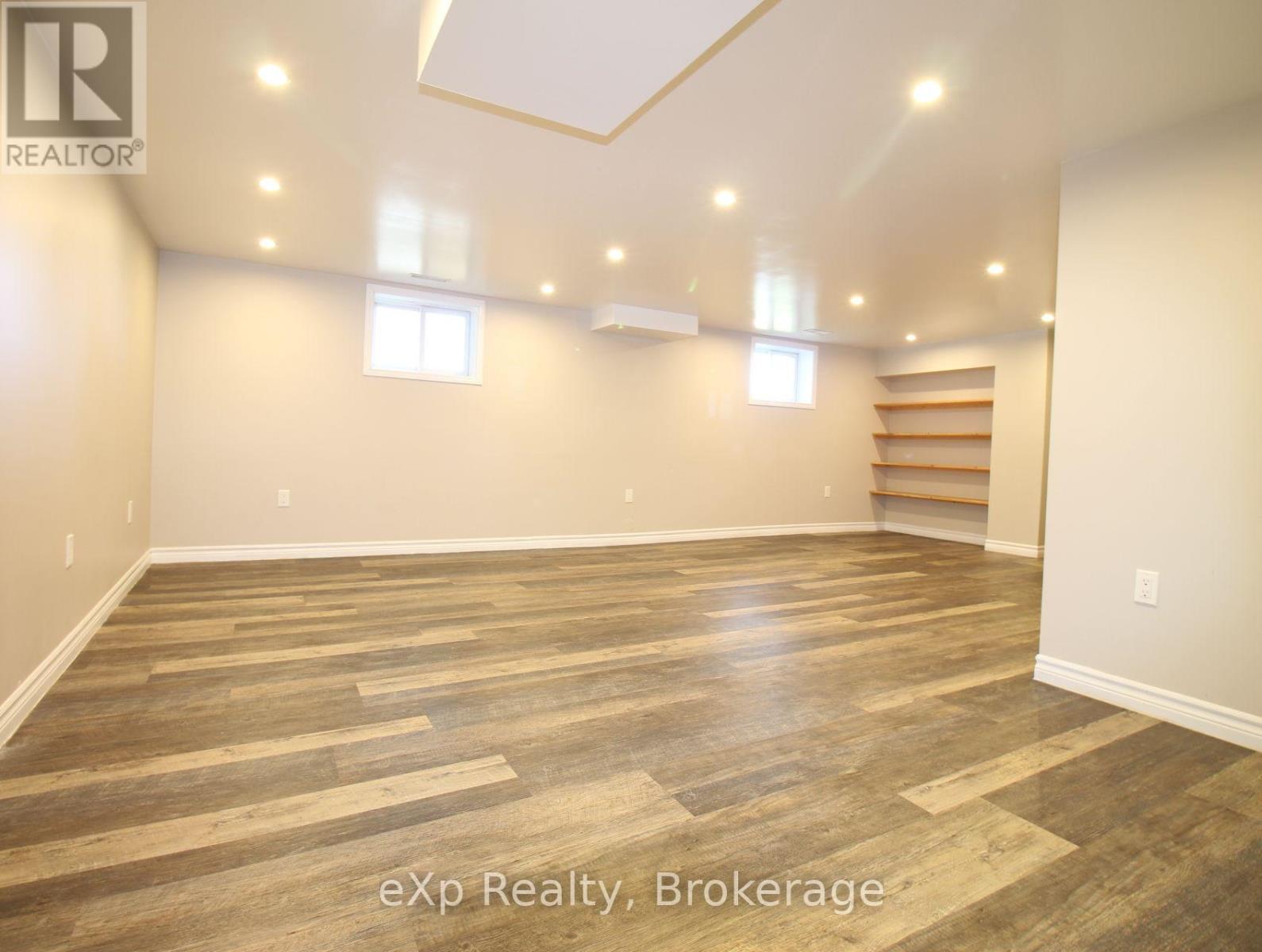165 Victoria Street West — photo 33