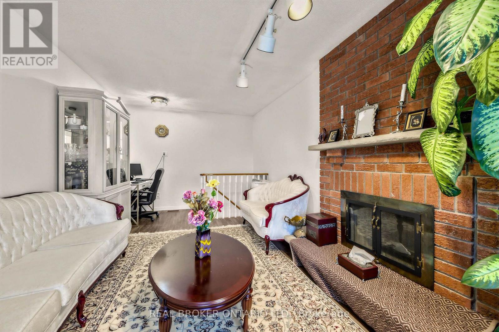 26 White Boulevard, Vaughan, ON photo 5