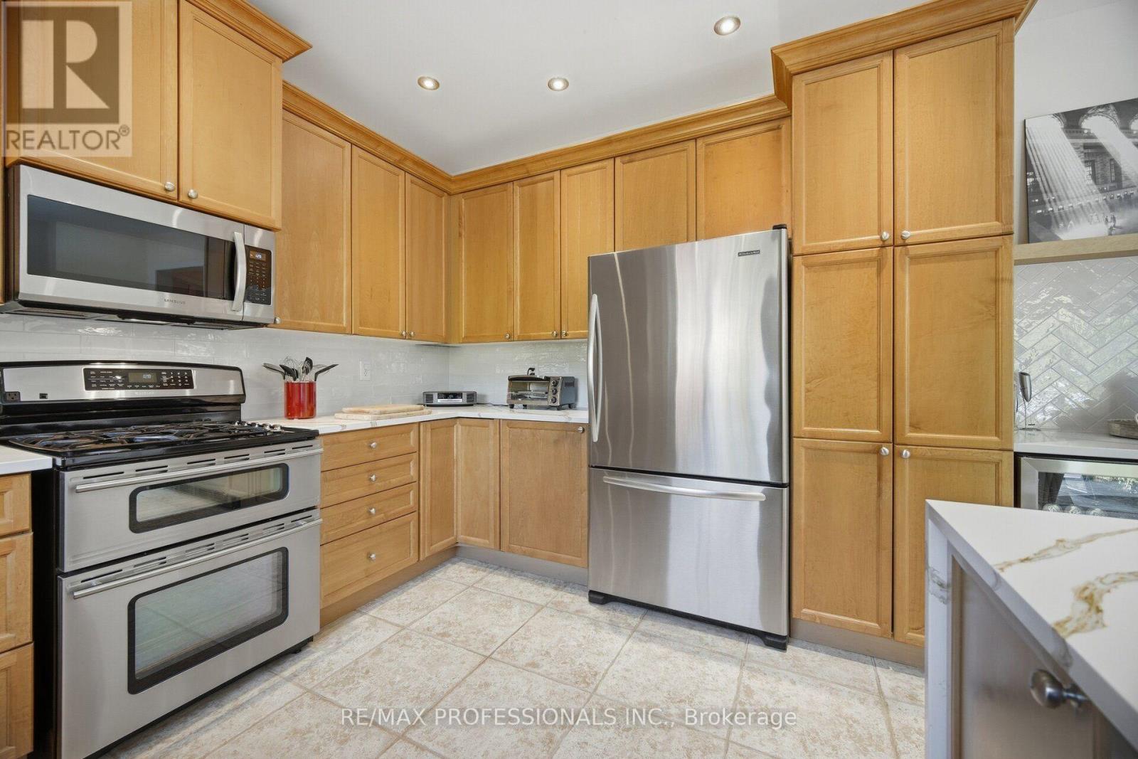 13 Dokkum Crescent, Brampton, ON photo 18