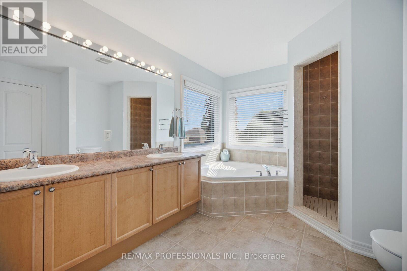 13 Dokkum Crescent, Brampton, ON photo 34