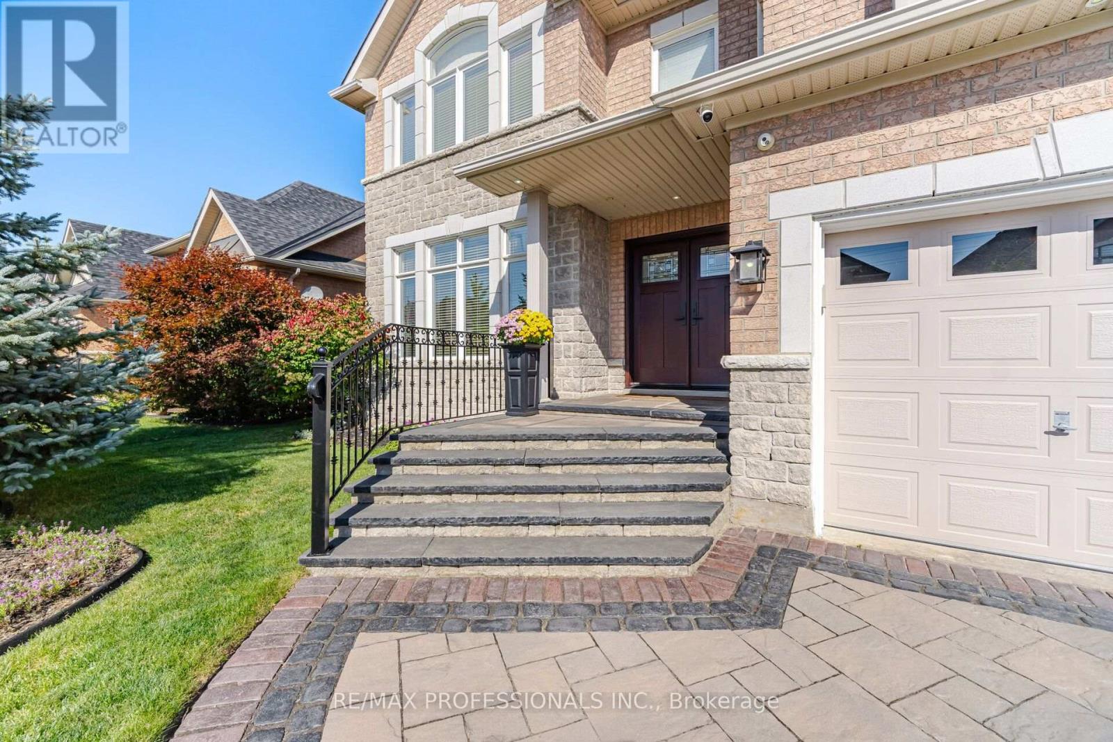 13 Dokkum Crescent, Brampton, ON photo 4