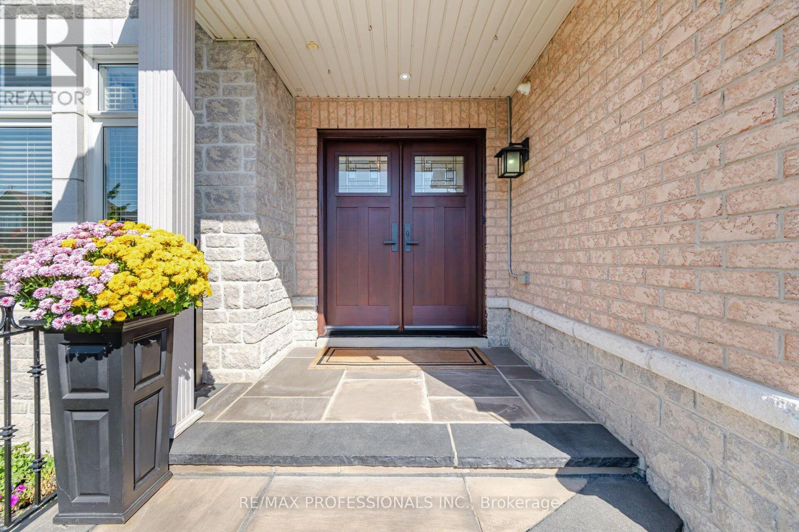 13 Dokkum Crescent, Brampton, ON photo 5