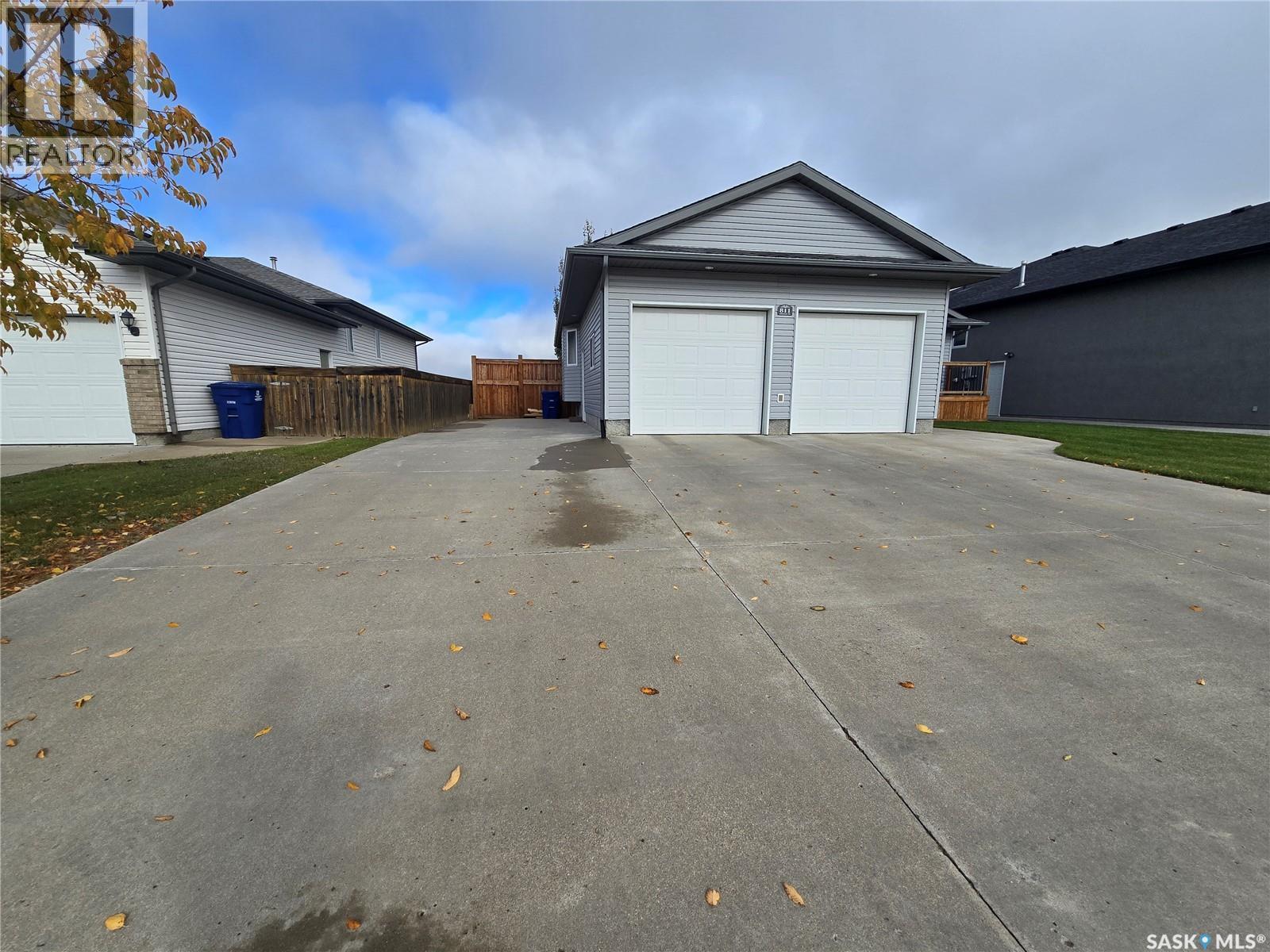 811 JOHNSTON DRIVE, Weyburn — photo 2