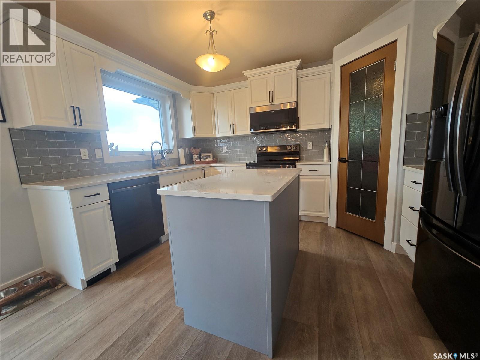811 JOHNSTON DRIVE, Weyburn — photo 4
