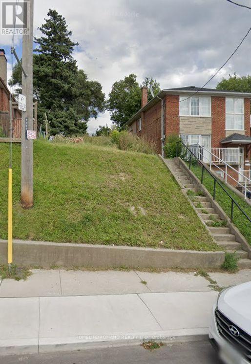 357 Silverthorn Avenue, Toronto, ON photo 2