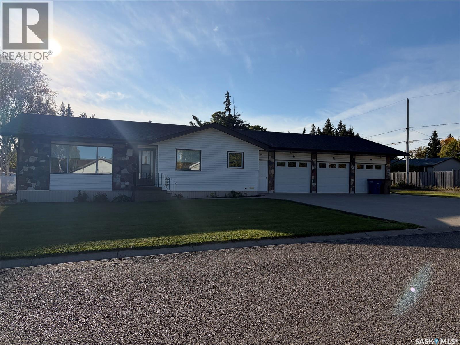 201 1st STREET E, Kelvington