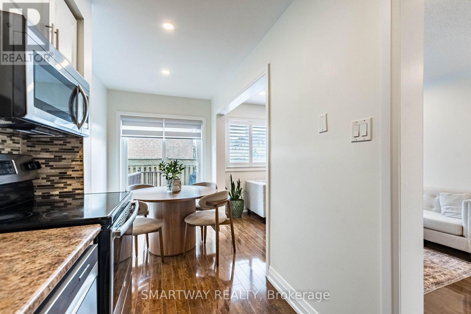 94 GOLDENLIGHT CIRCLE - 21