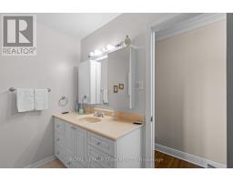 Bathroom - 19 Parkland Crescent, Ottawa, ON K2H5V3 Photo 10