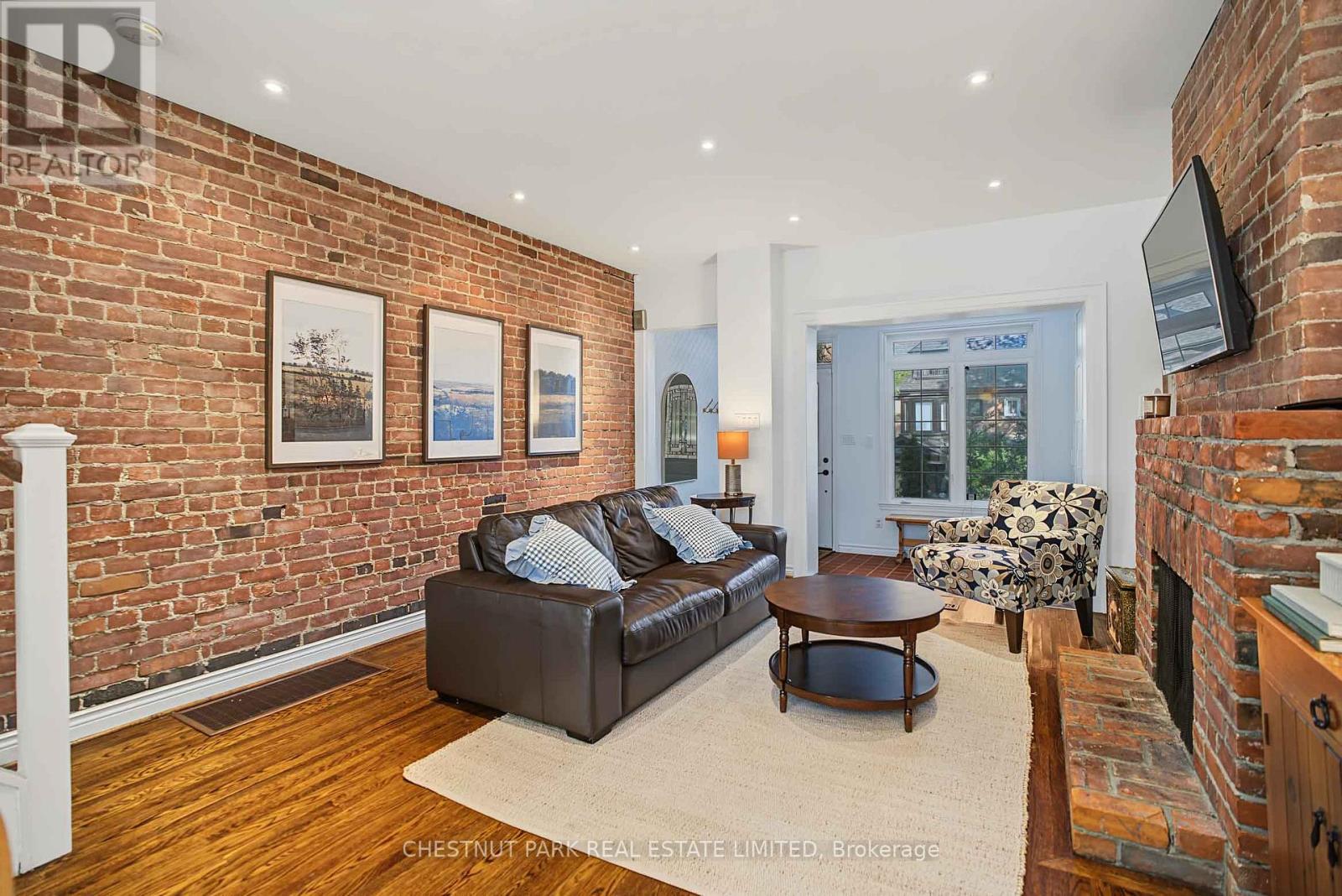 15 Millbrook Crescent, Toronto, ON photo 7