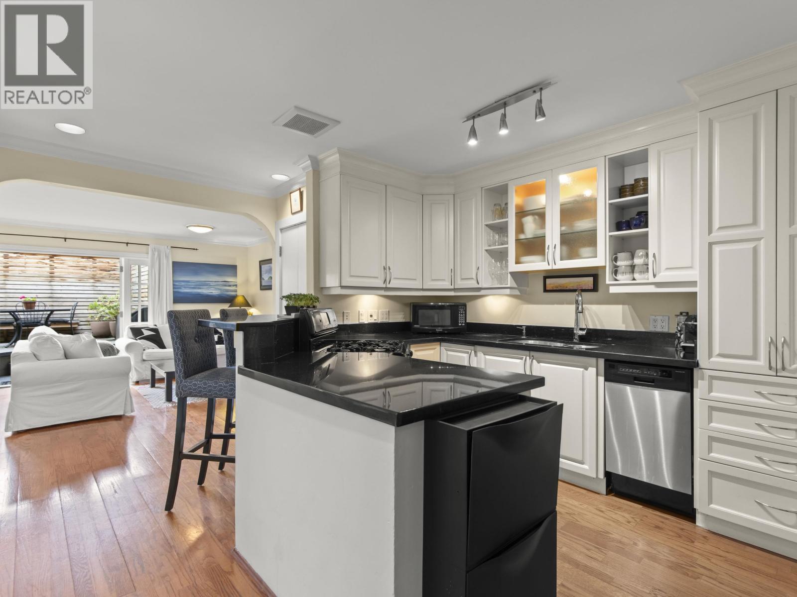 Photo of 101 2535 YORK AVENUE 6