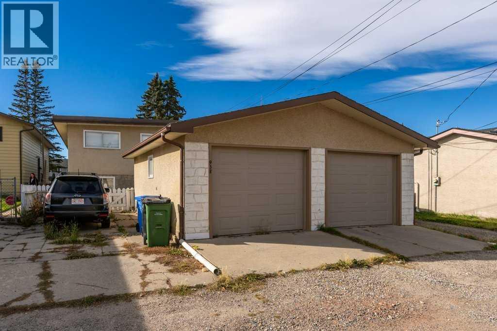 938 41 Street SW - 43