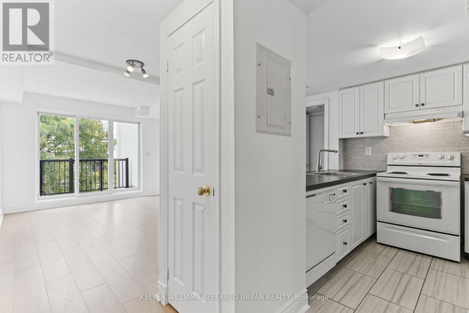 2016- 3035 Finch Avenue West, Toronto, ON photo 3