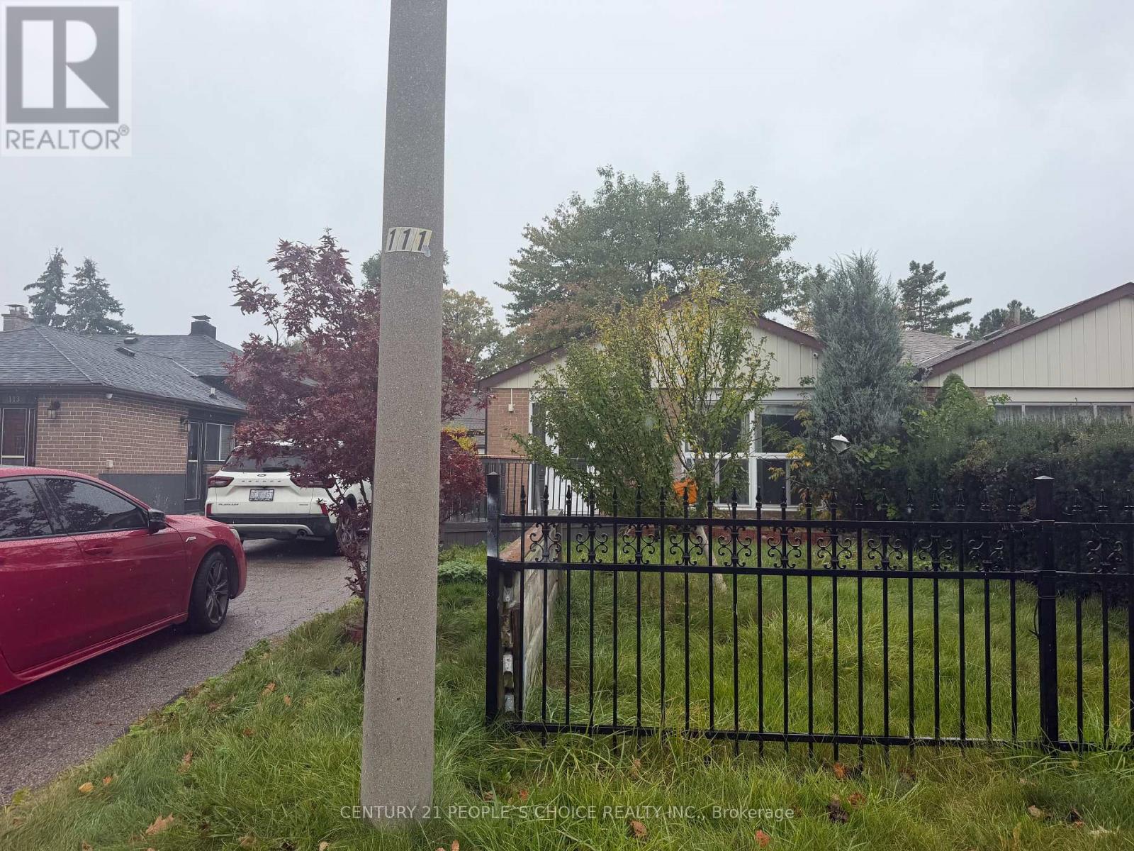 111 Aloma Crescent, Brampton, ON photo 2