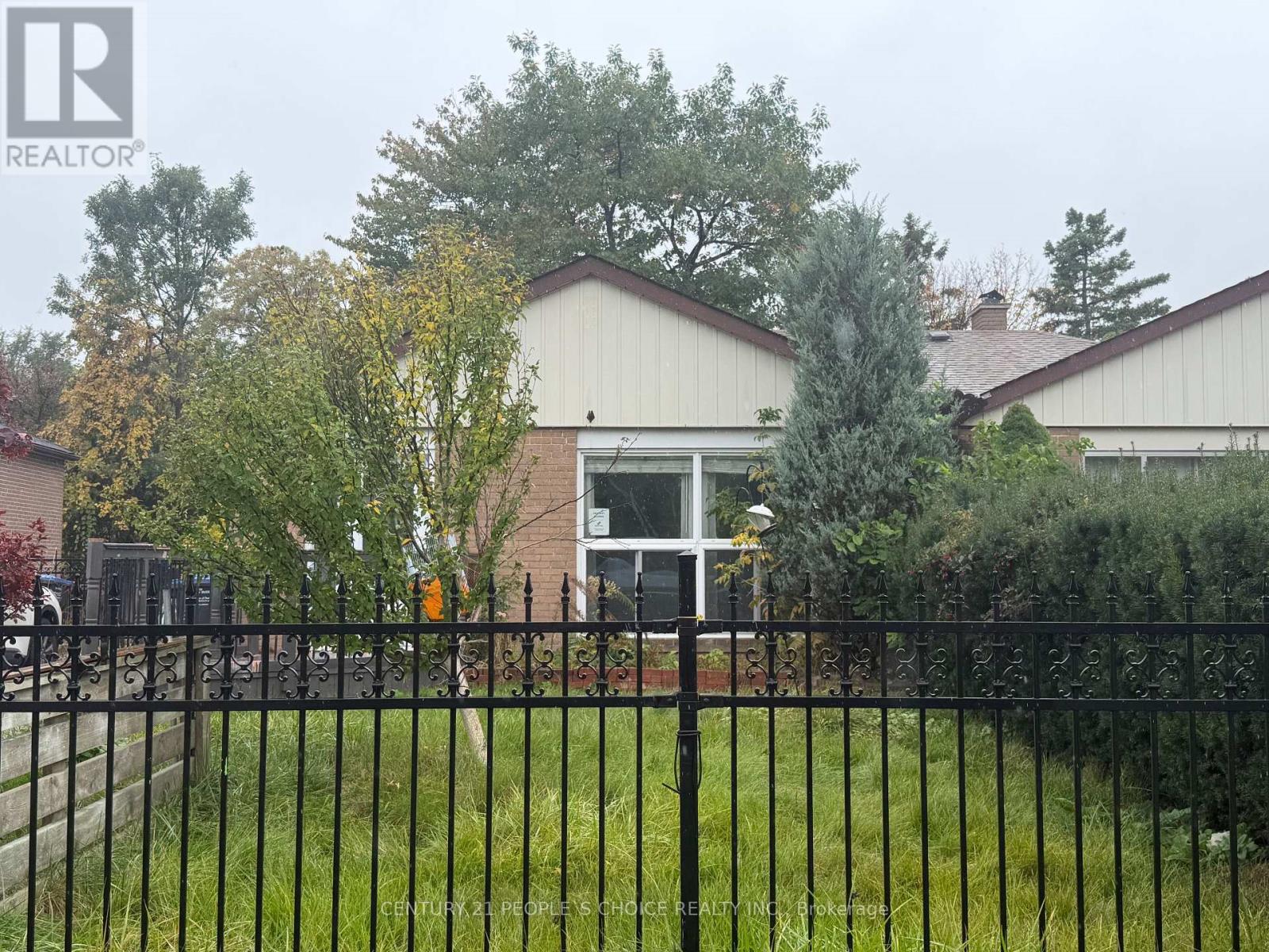 111 Aloma Crescent, Brampton, ON photo 3