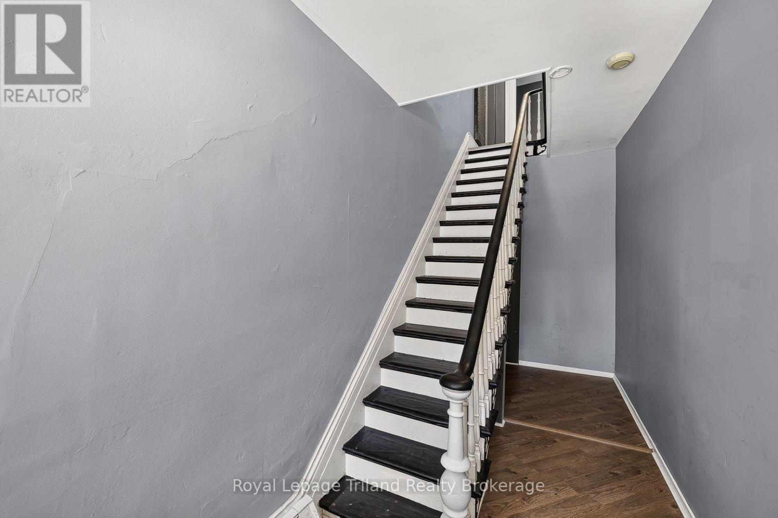 156-158 Charles Street West — photo 12