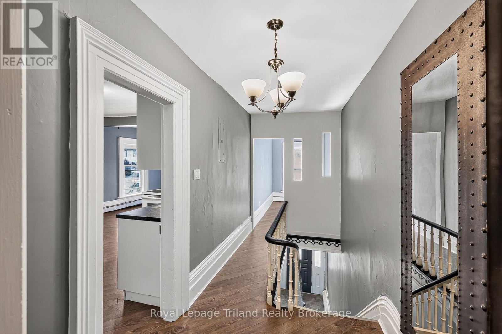 156-158 Charles Street West — photo 13