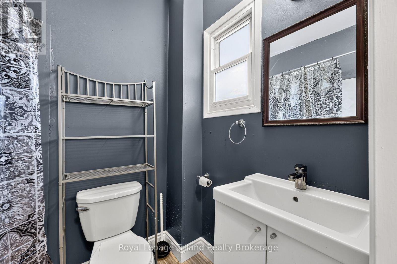 156-158 Charles Street West — photo 20