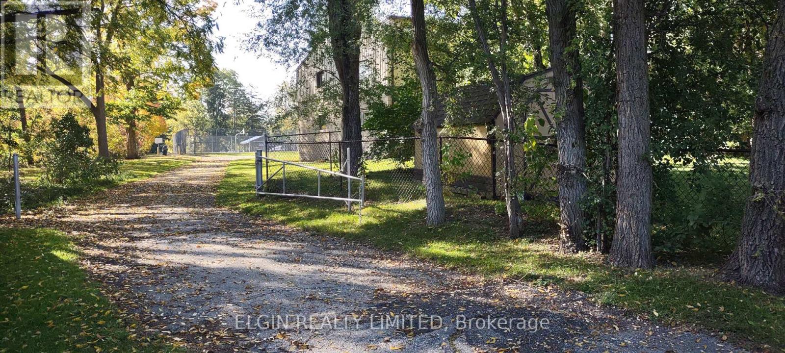 219 Brentwood Crescent — photo 32