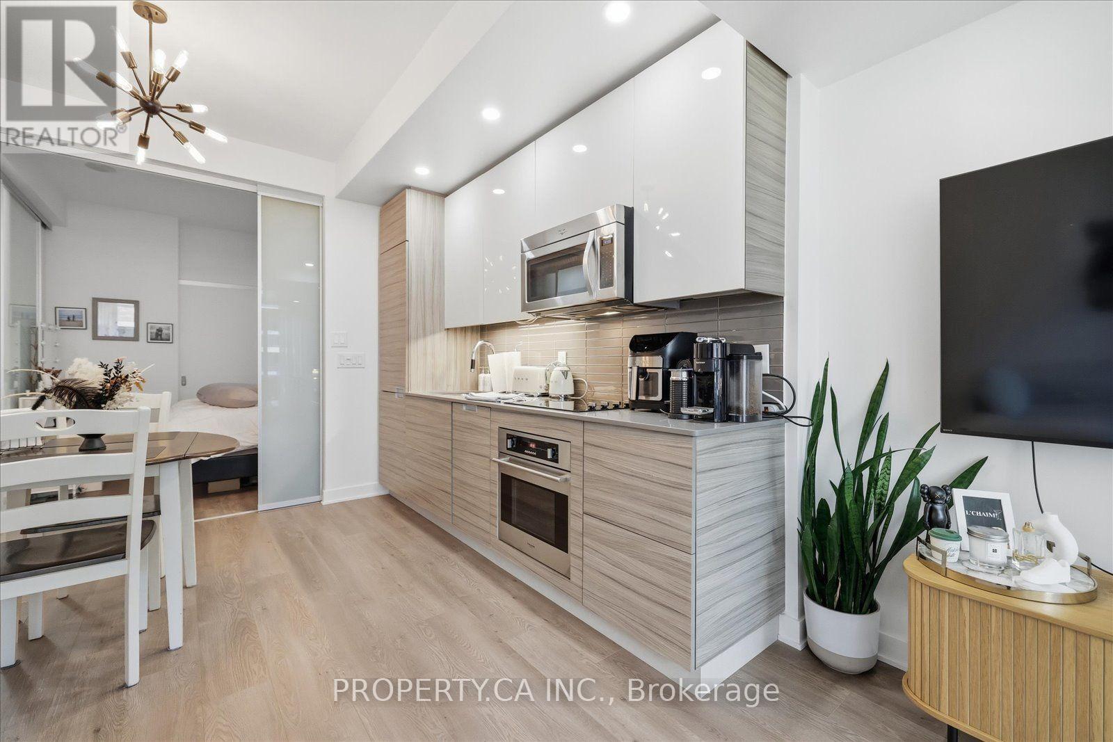 606- 210 Simcoe Street, Toronto, ON photo 3