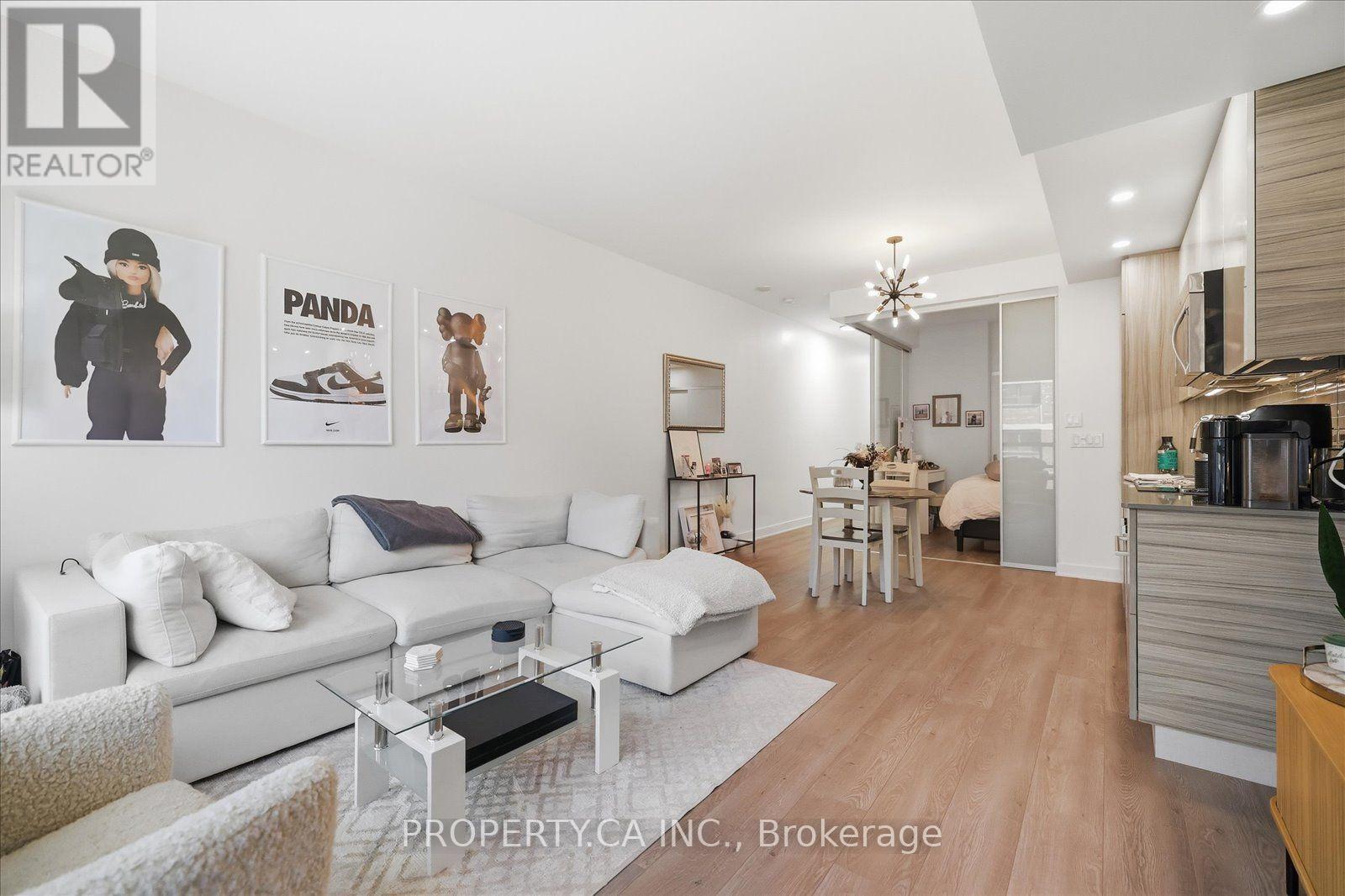 606- 210 Simcoe Street, Toronto, ON photo 4