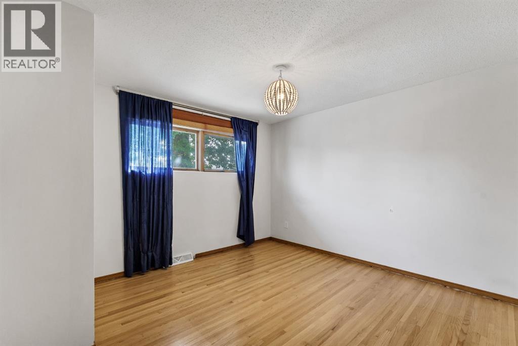 61 Huckvale Crescent SW - 24