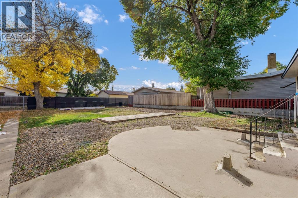 61 Huckvale Crescent SW - 3