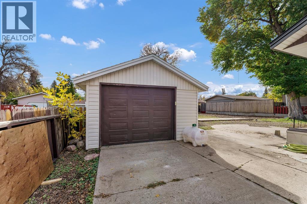 61 Huckvale Crescent SW - 34