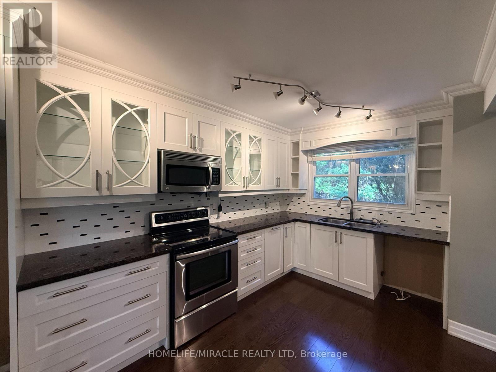 10 Yorkton Boulevard, Markham, ON photo 17