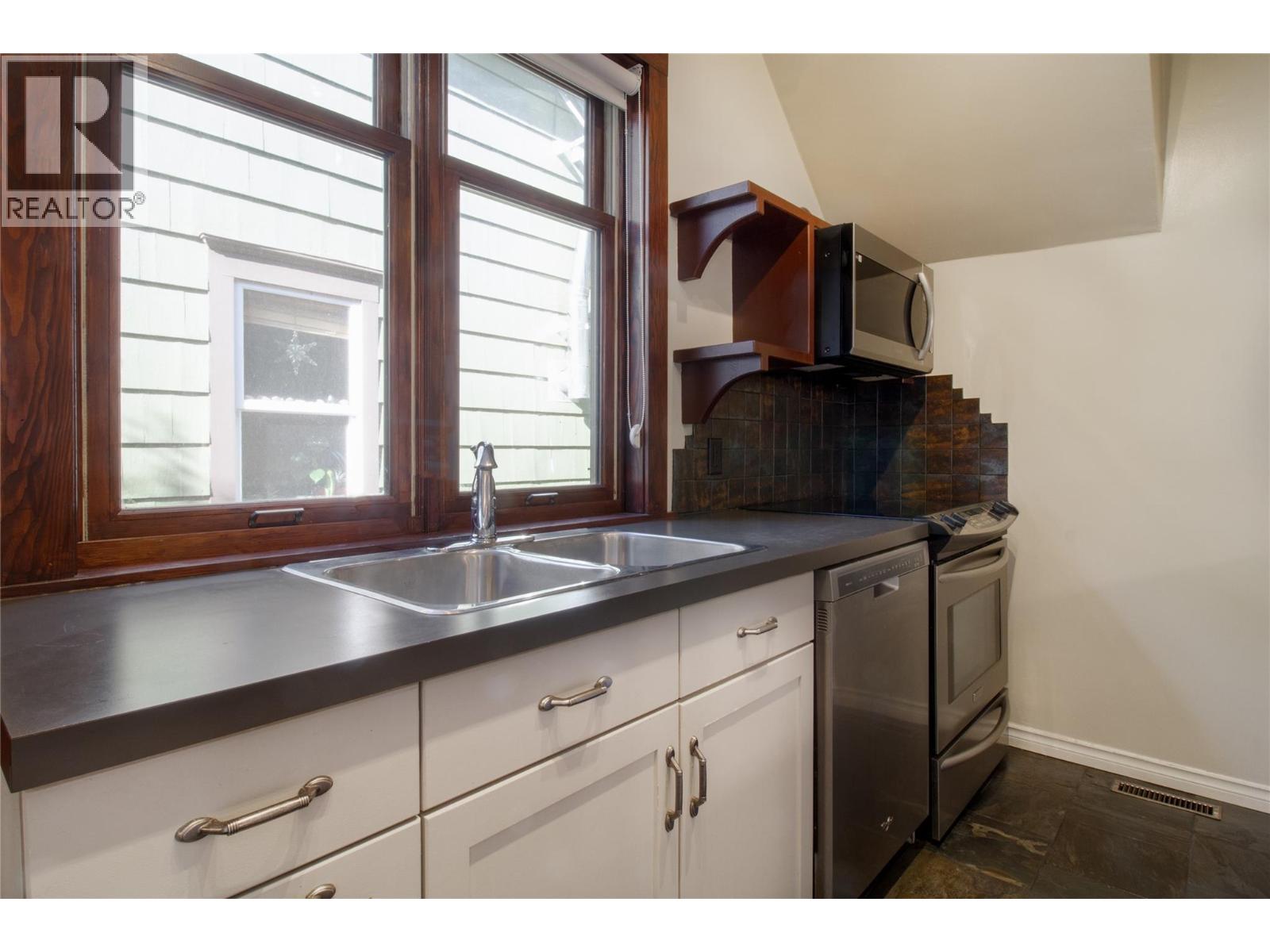 215 Sixth Street E - 13
