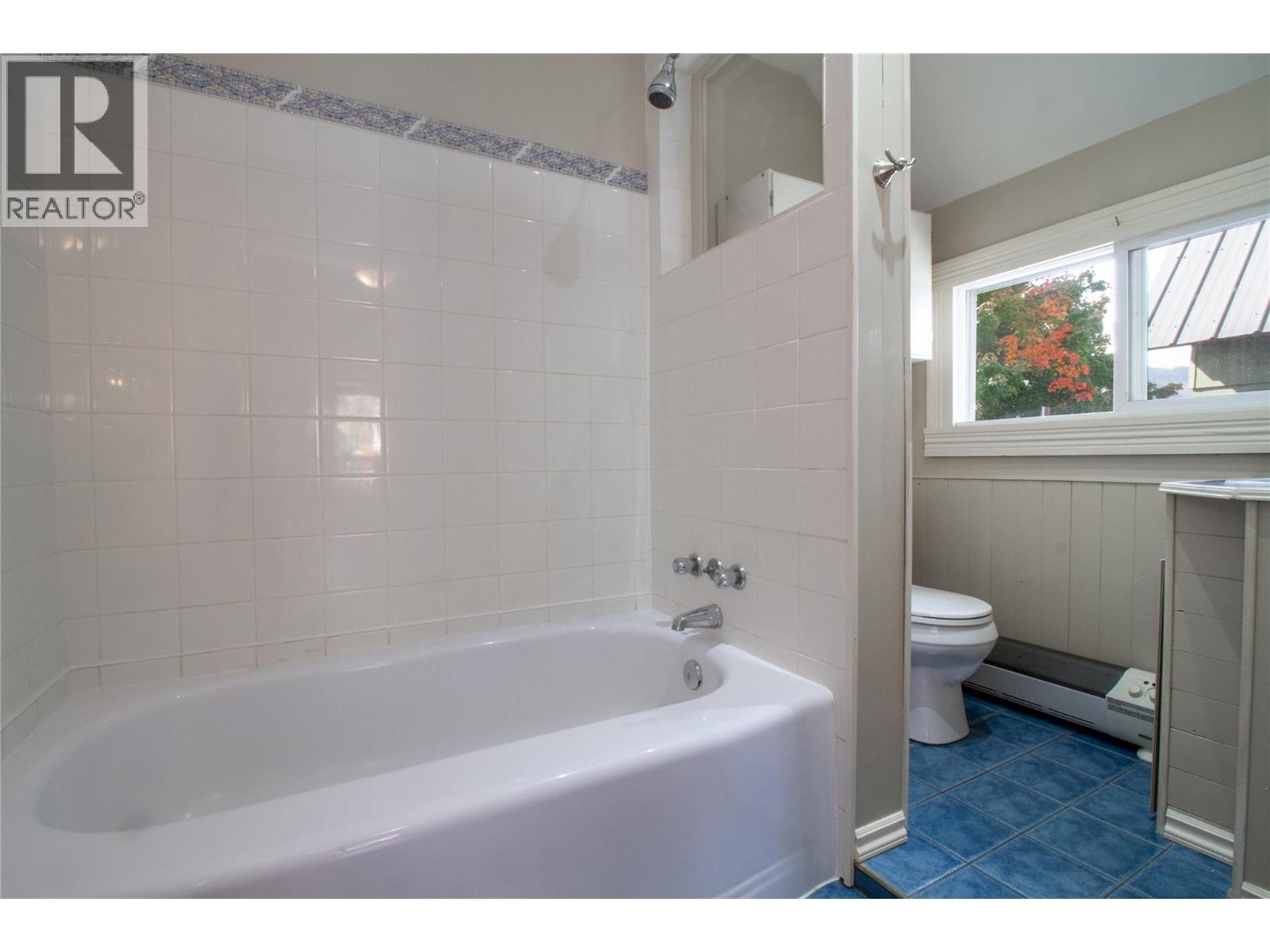 215 Sixth Street E - 29