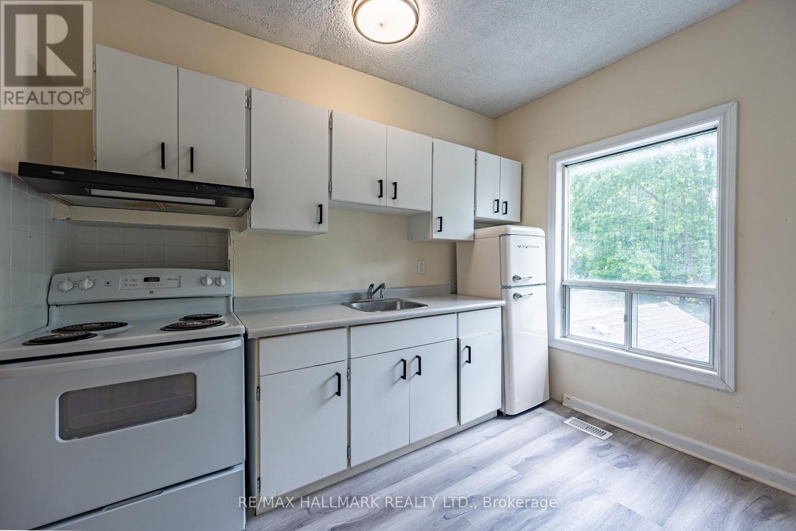 307 Grey Street East — photo 4