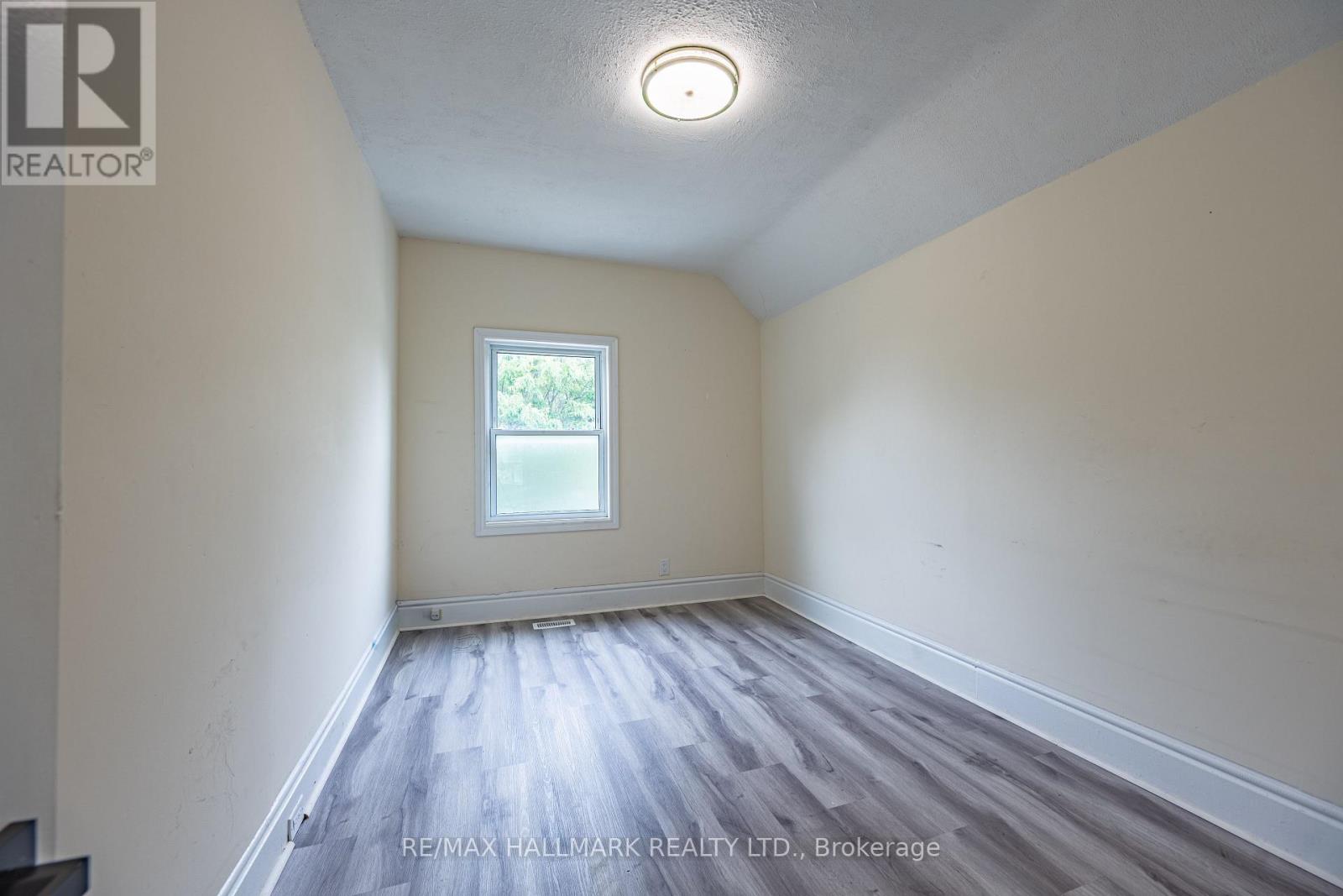 307 Grey Street East — photo 8
