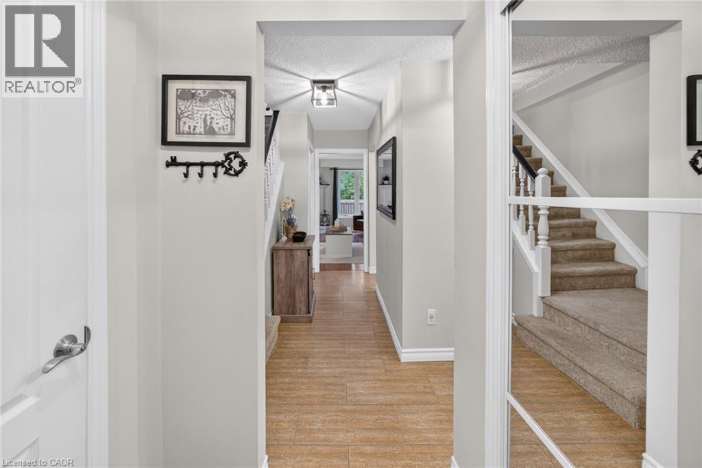 2 Cindy Avenue — photo 4