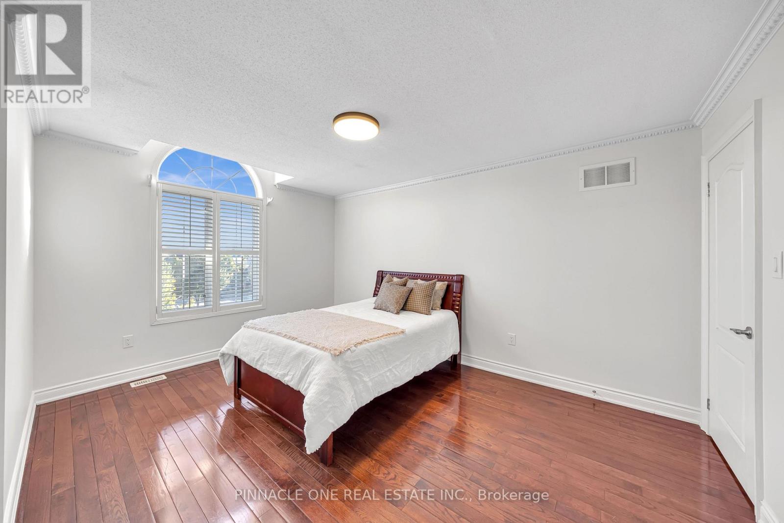 6 Dolby Crescent — photo 36