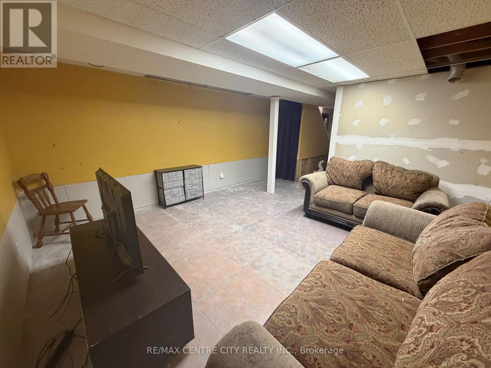 7442 Fairview Road — photo 45