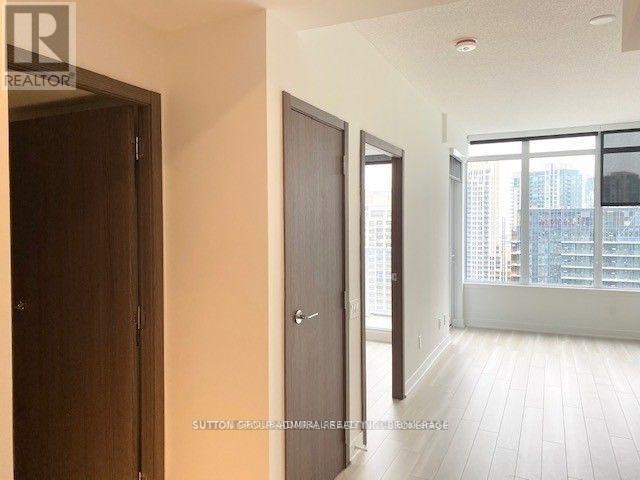 19 Bathurst Street — photo 4
