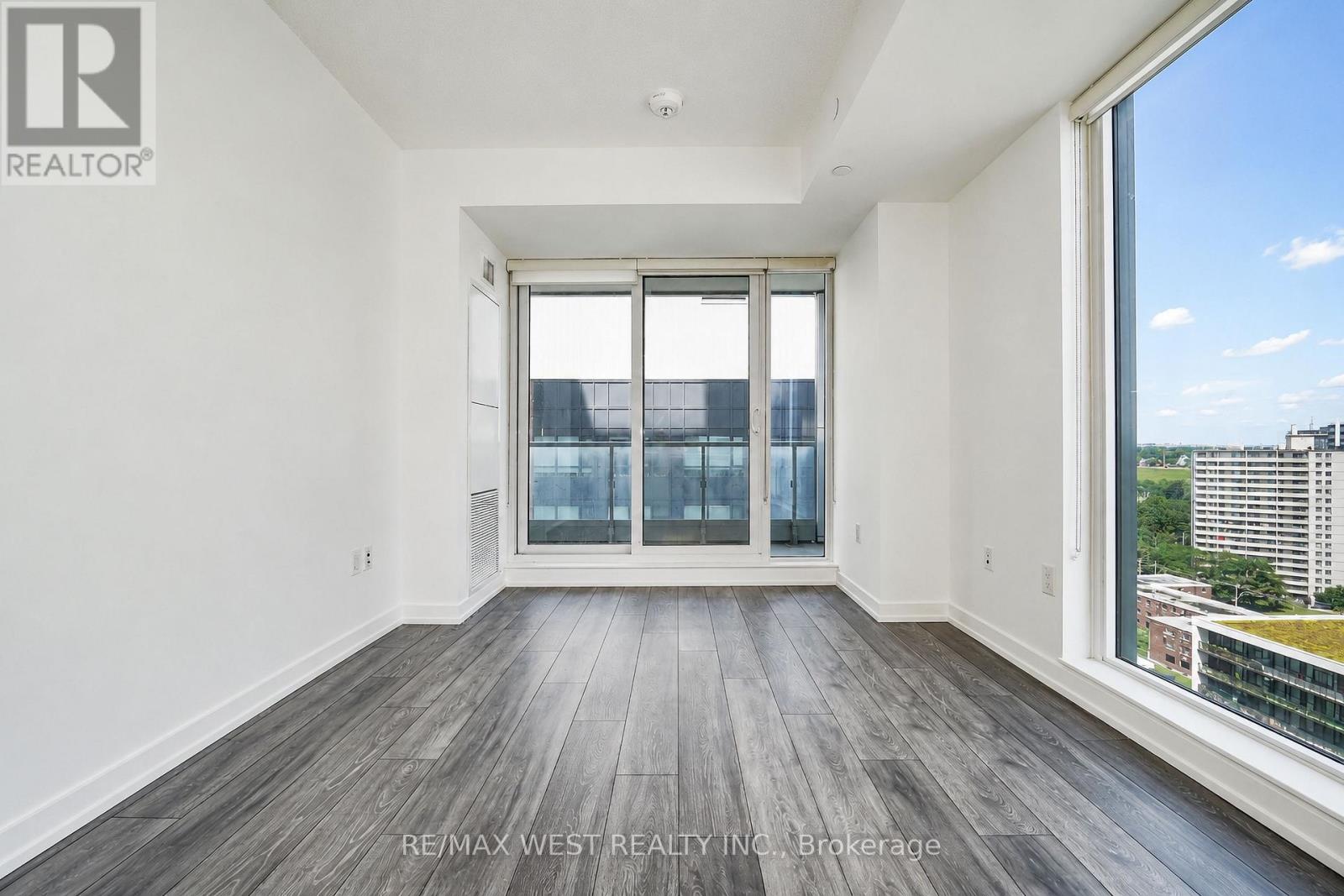 225 Sumach Street — photo 4