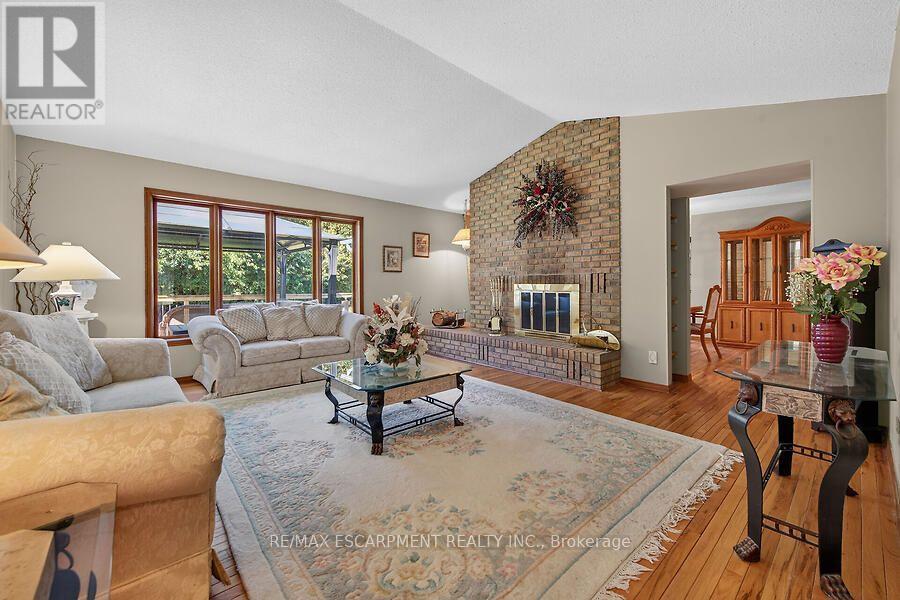 2 Karendale Crescent — photo 16