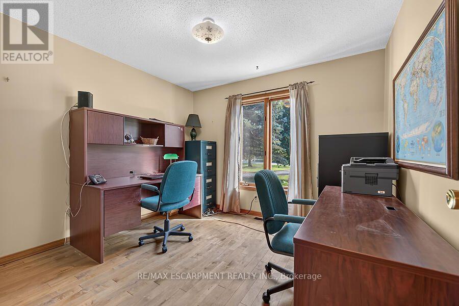 2 Karendale Crescent — photo 28