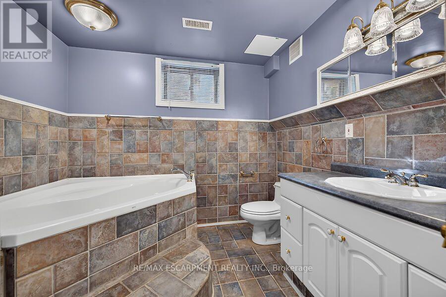 2 Karendale Crescent — photo 36