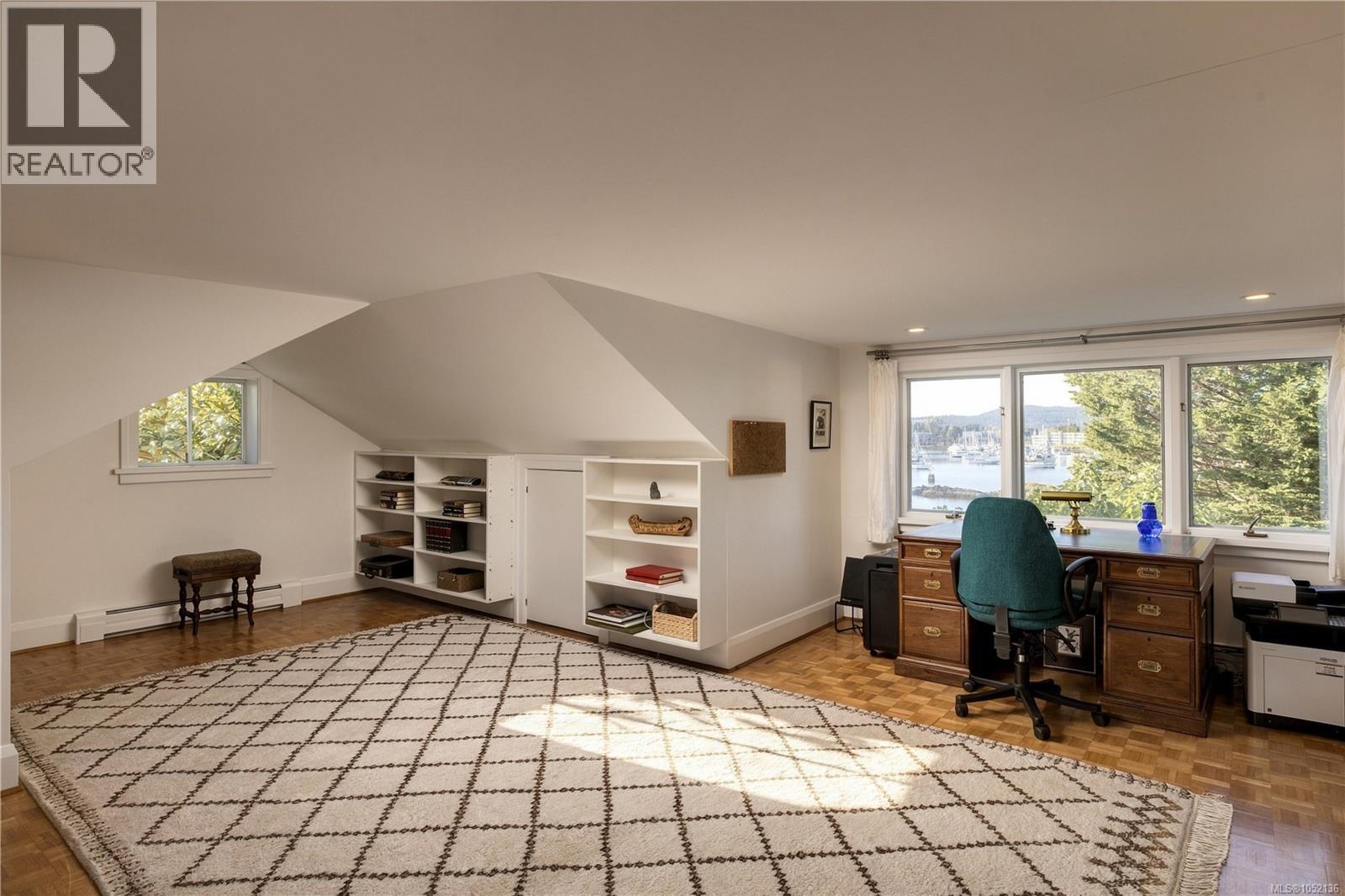  10814 Beach Road, North Saanich