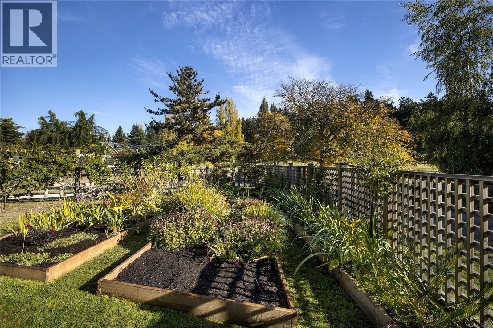  10814 Beach Road, North Saanich
