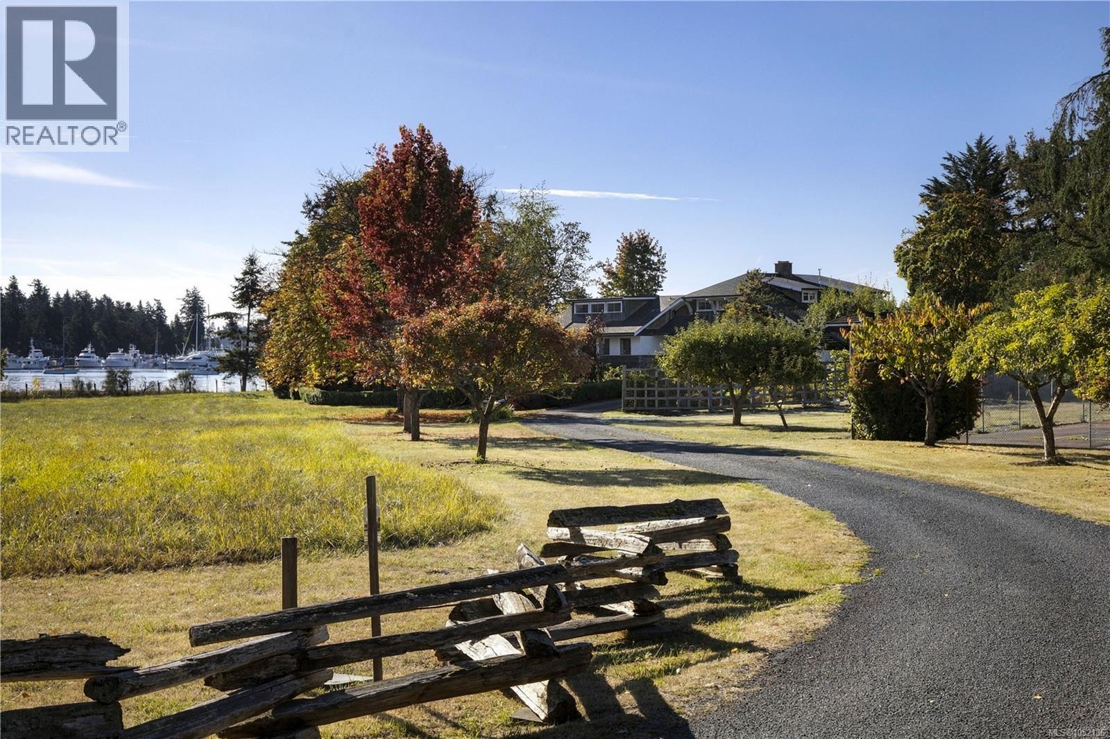  10814 Beach Road, North Saanich
