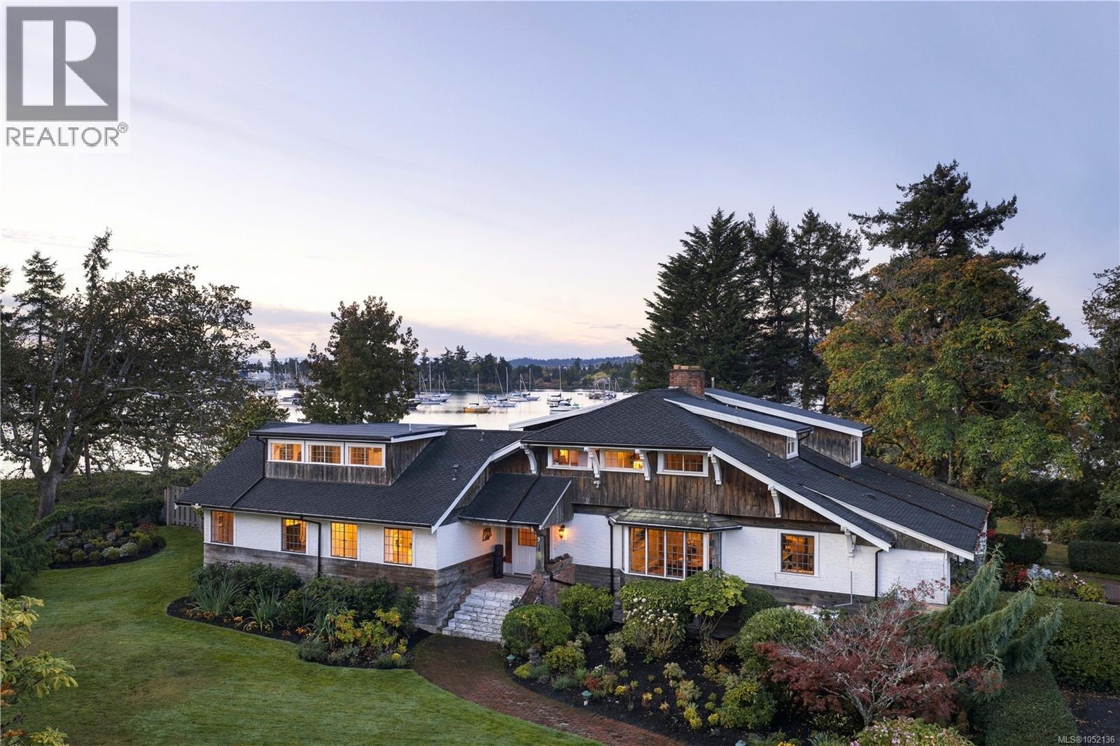  10814 Beach Road, North Saanich